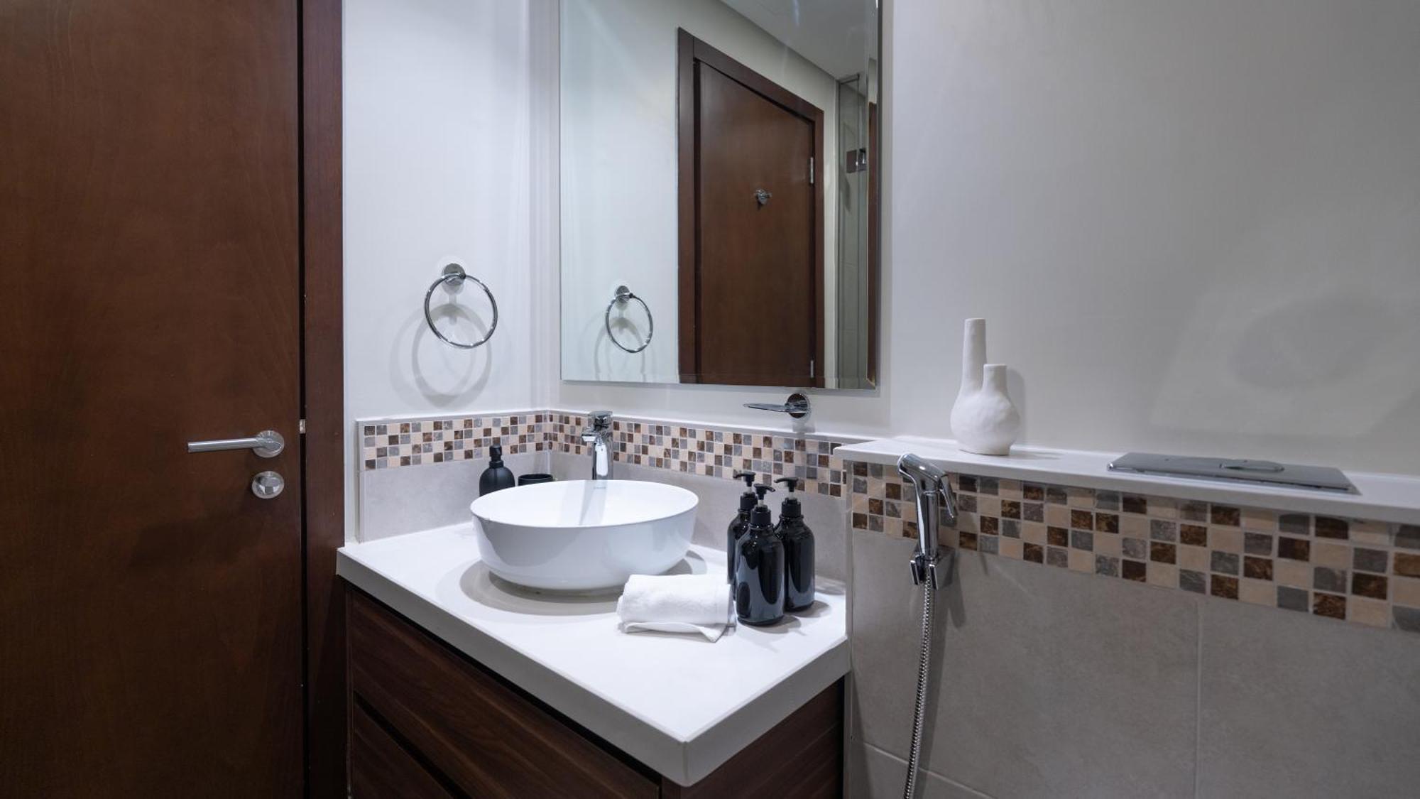Luxury 2br With Burj View Gym & Pool * دبي