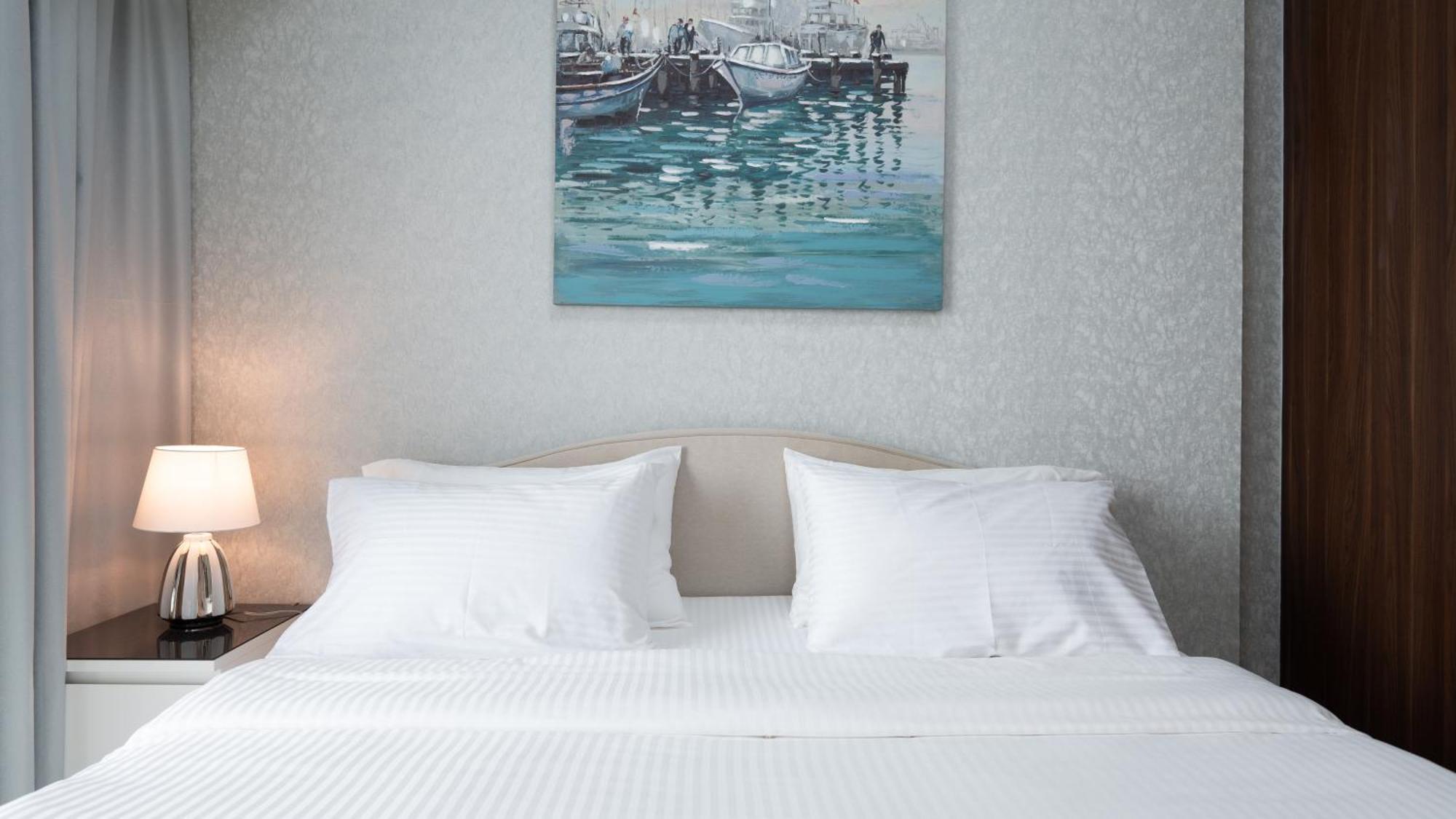 Luxury 2br With Burj View Gym & Pool شقة *