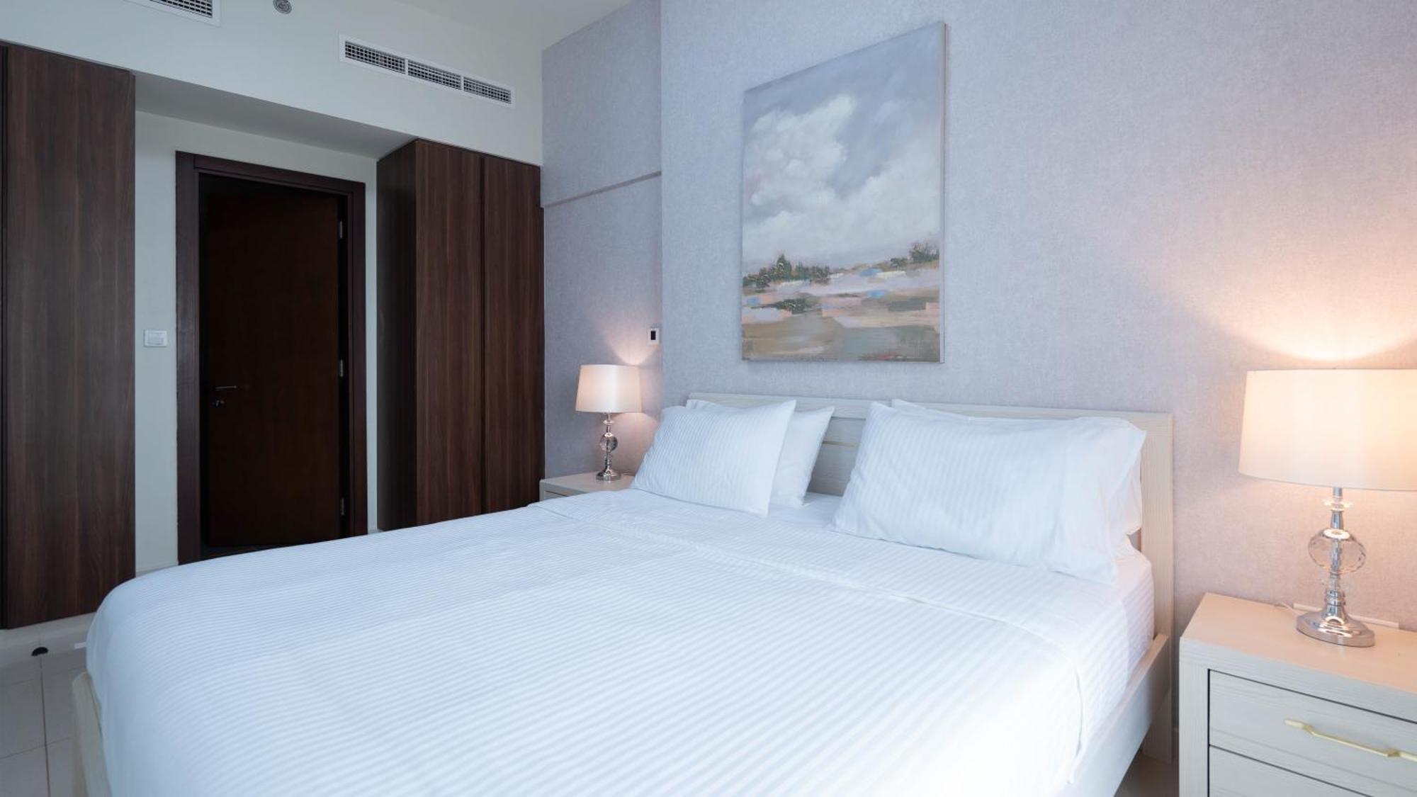 Luxury 2br With Burj View Gym & Pool * دبي