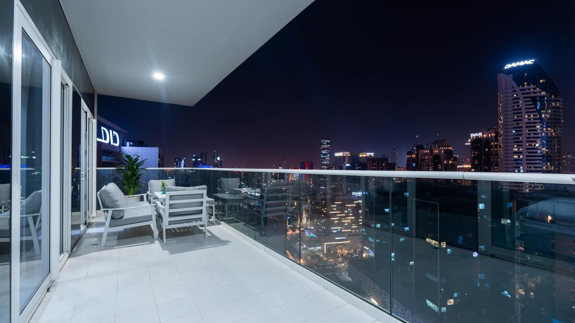 Luxury 2br With Burj View Gym & Pool شقة