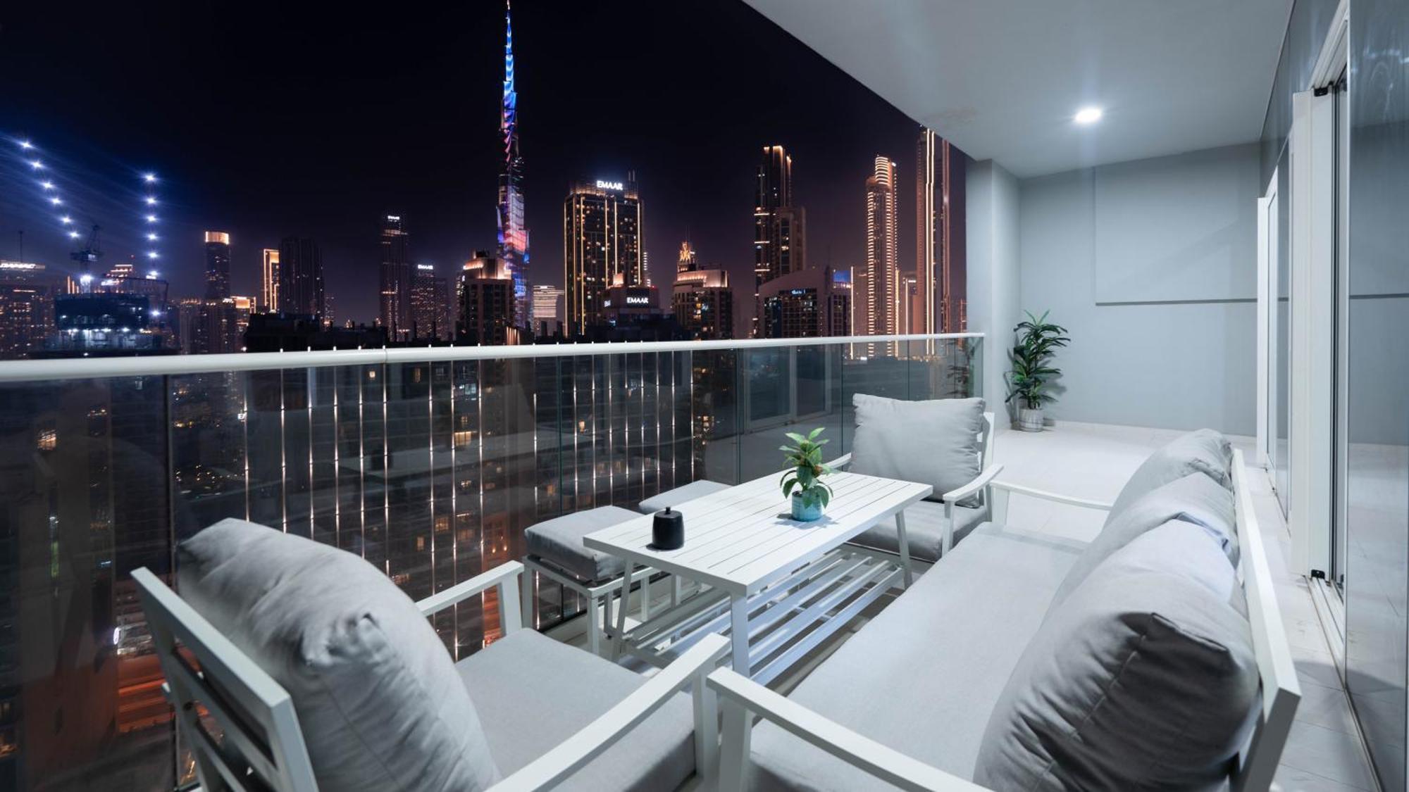 Luxury 2br With Burj View Gym & Pool شقة *